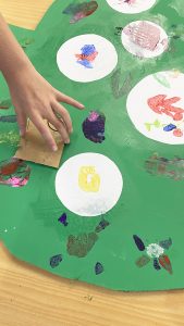 Y3 students stamp printing onto the tree